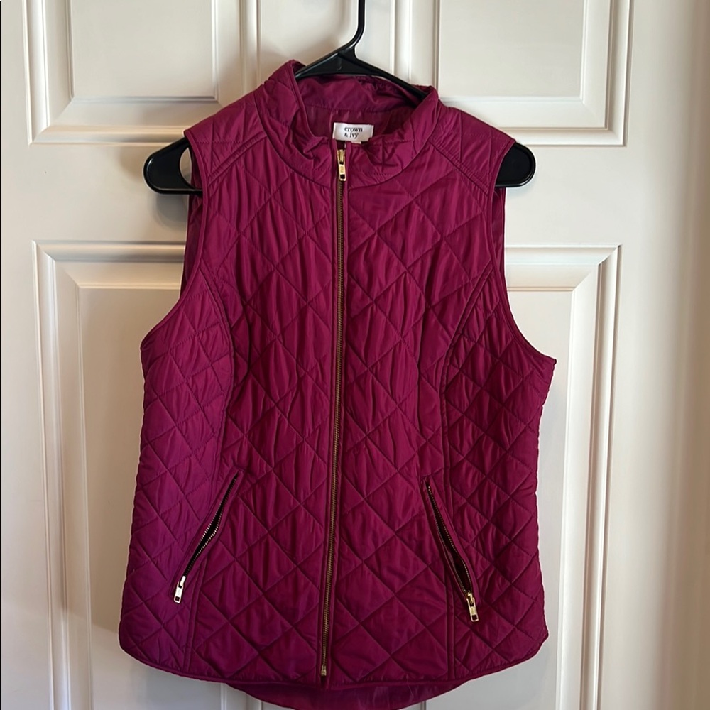 Crown & Ivy Quilted Vest in Burgundy